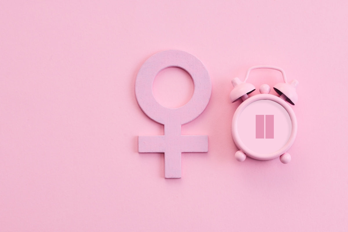 Minimal pink background with female gender symbol and clock illustrating red light therapy and female hormones.